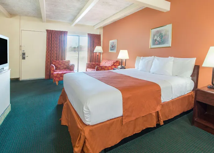 Days Inn By Wyndham St. Louis North