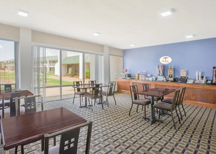 Super 8 By Wyndham Brinkley Motel