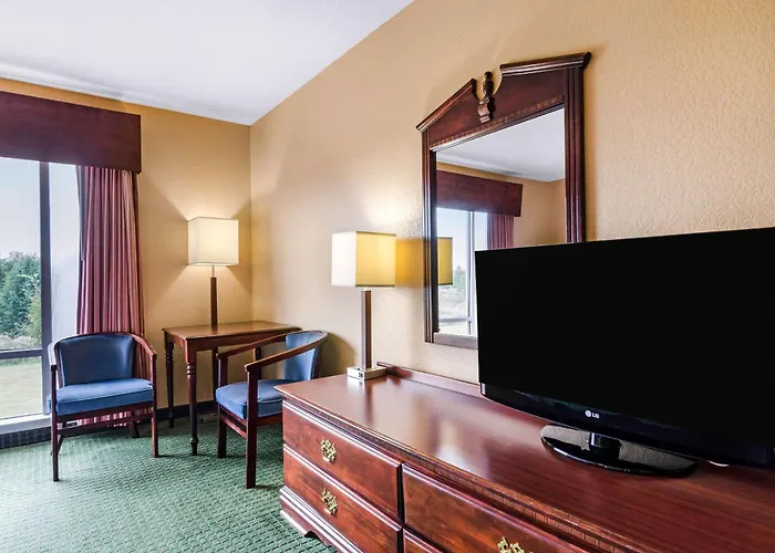 Quality Inn & Suites Carthage Near Precious Moments Chapel