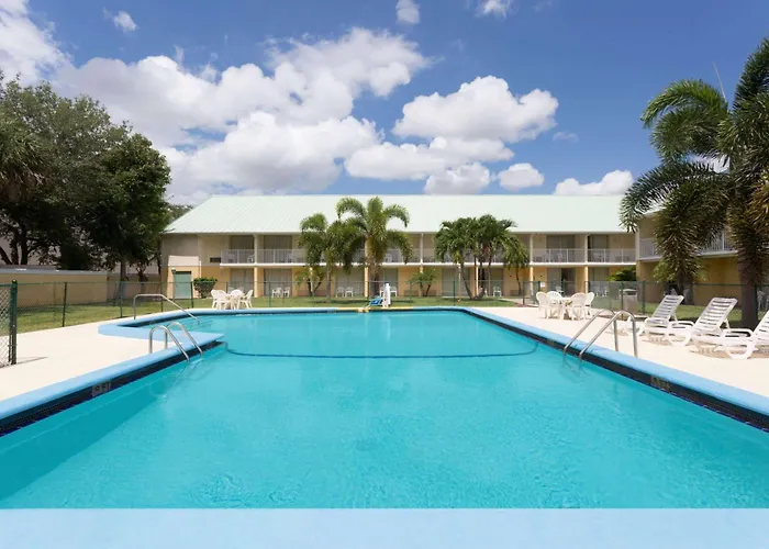 Howard Johnson By Wyndham Vero Beach / Downtown