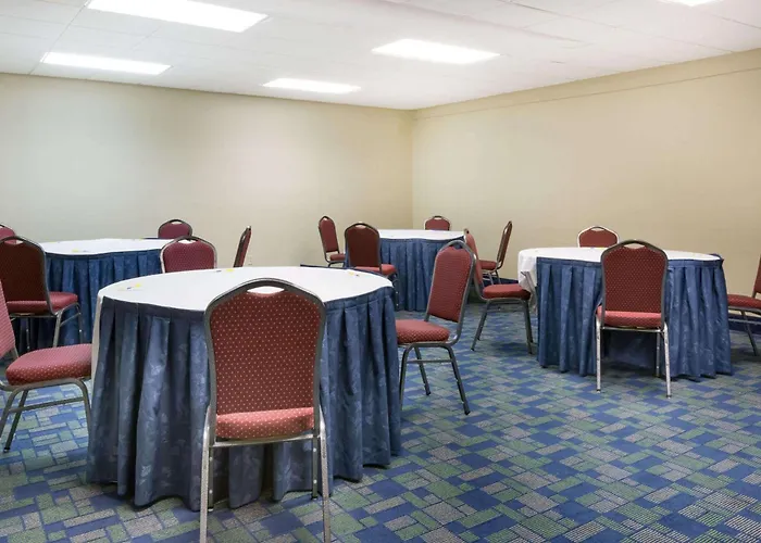 Days Inn & Suites By Wyndham Bridgeport - Clarksburg