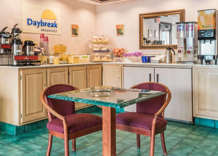 Days Inn By Wyndham Berlin Meriden