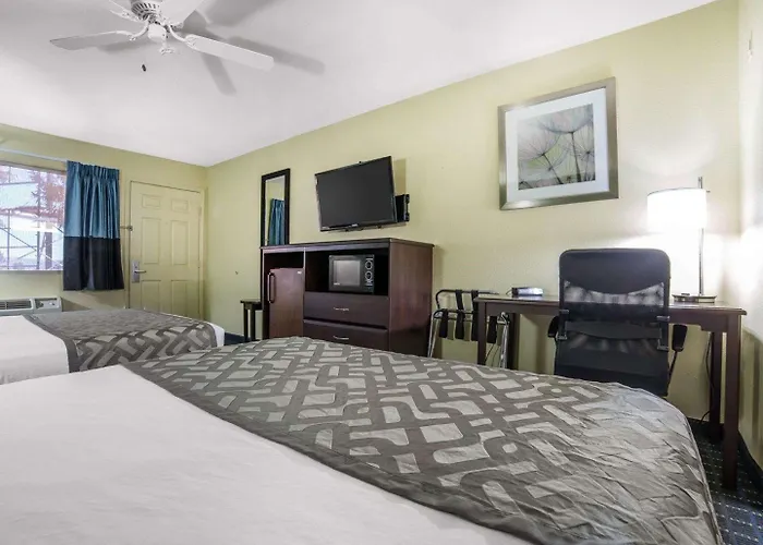 Rodeway Inn & Suites