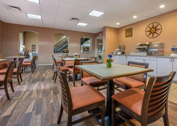 Econo Lodge Inn & Suites Triadelphia - Wheeling