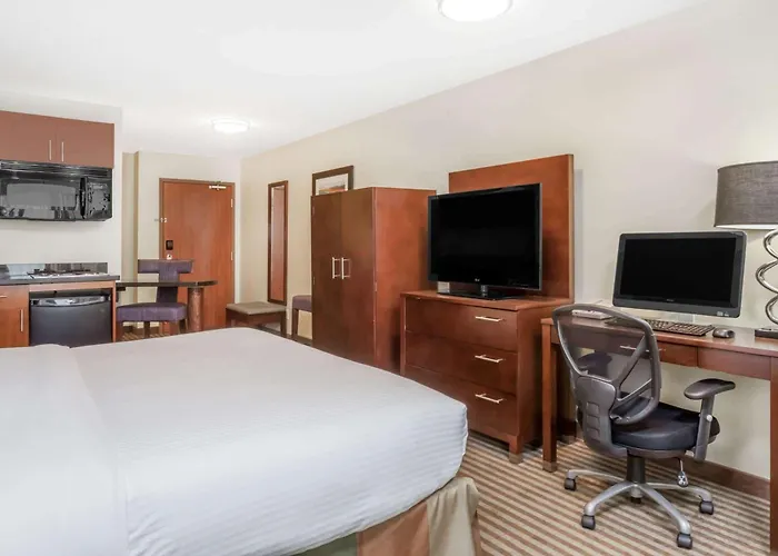 Ramada By Wyndham Carlyle
