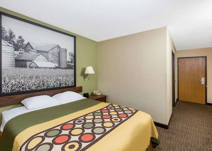 Super 8 By Wyndham Fairmont