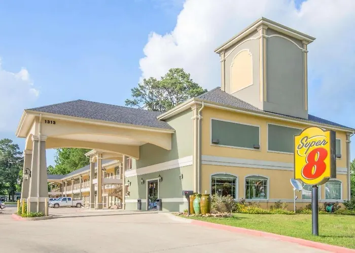 Super 8 By Wyndham Mansfield La Hotel