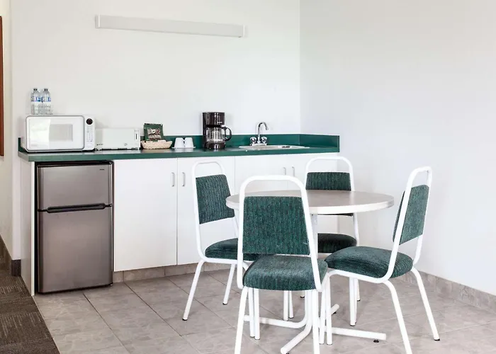 Super 8 By Wyndham Morden