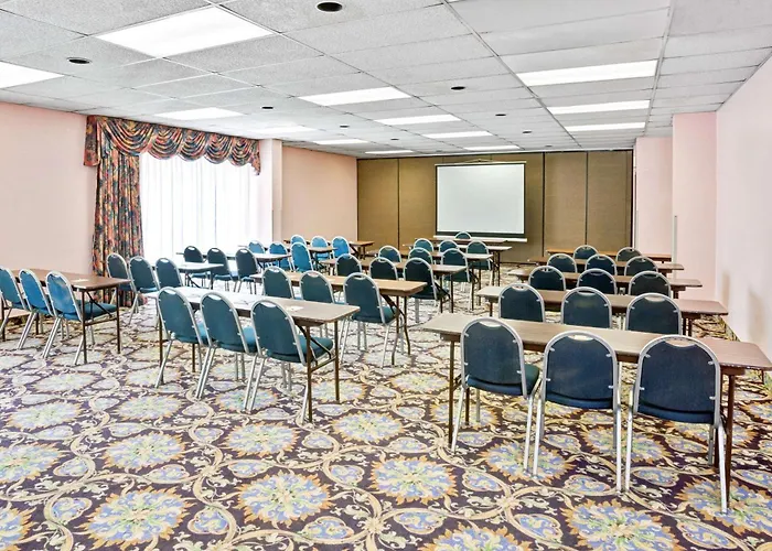 Days Inn & Suites By Wyndham Fullerton