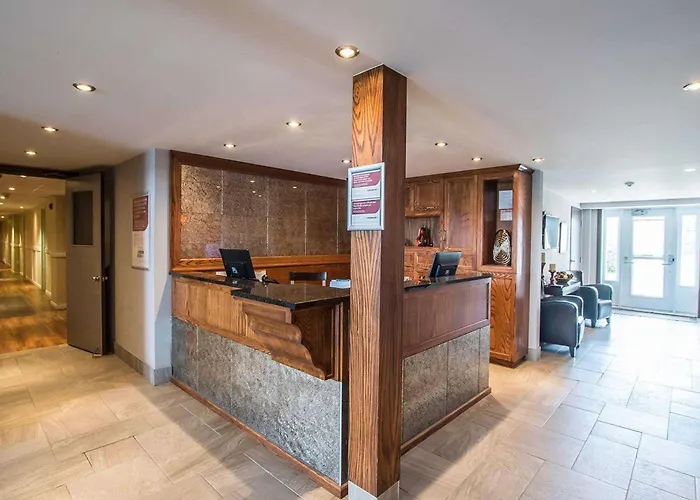 Econo Lodge Inn & Suites