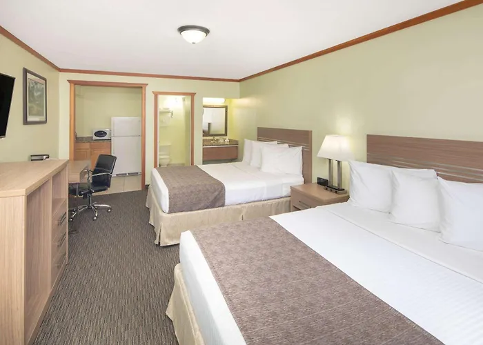 Travelodge By Wyndham Golden Sportsman Lodge