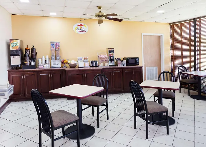 Super 8 By Wyndham Indianola