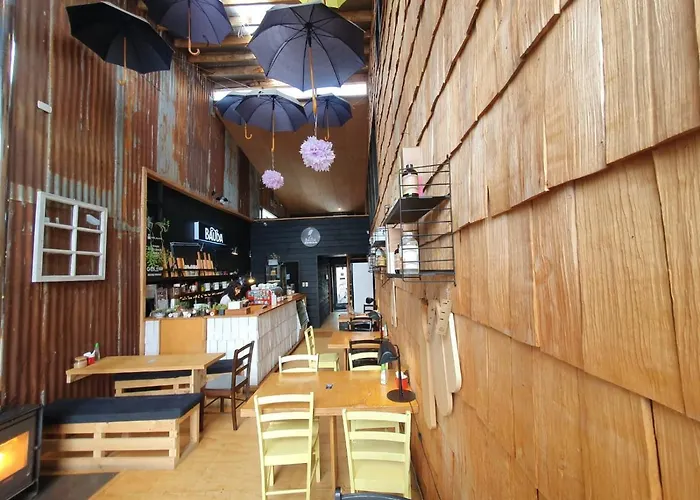 Hotel & Cafe Bauda