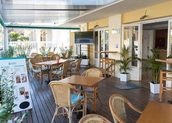 Coral Beach House & Food (Adults Only)
