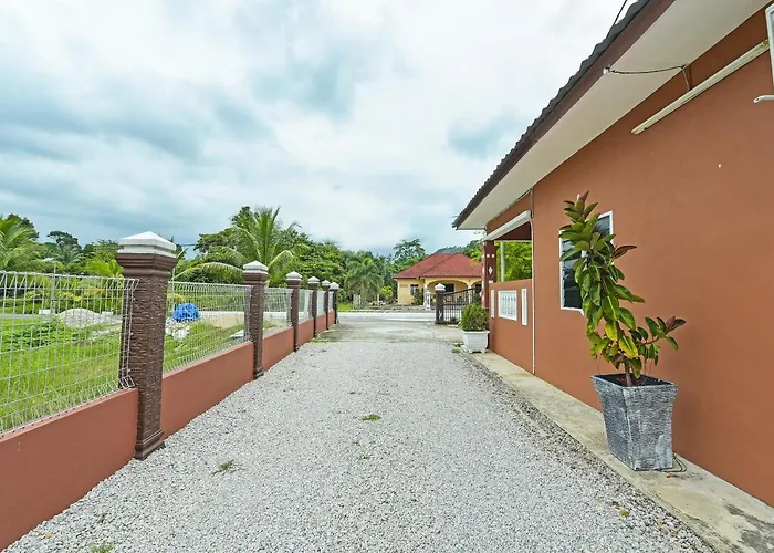 Oyo 90642 Twin Mutiara Chalet & Homestay