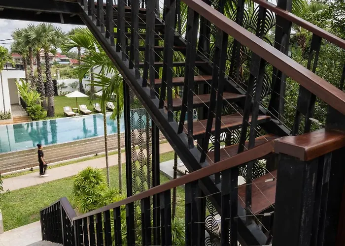 Shintana Saya La Maison