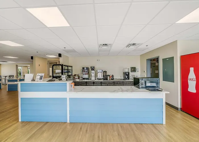 Travelodge By Wyndham Panama City Beach / Beachfront