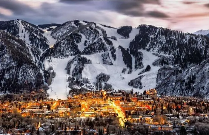 Aspen Alpine Retreat: Downtown Luxury with Pool and Spa