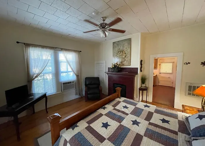 Carriage Inn Bandera Suite 2