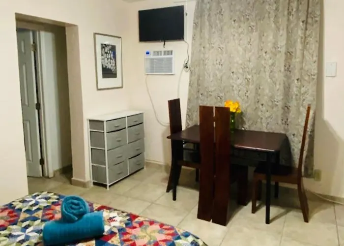 Hallandale Beach Motel With Free Parking And Full Kitchen ! No Extra Fees! Accepting Cash!