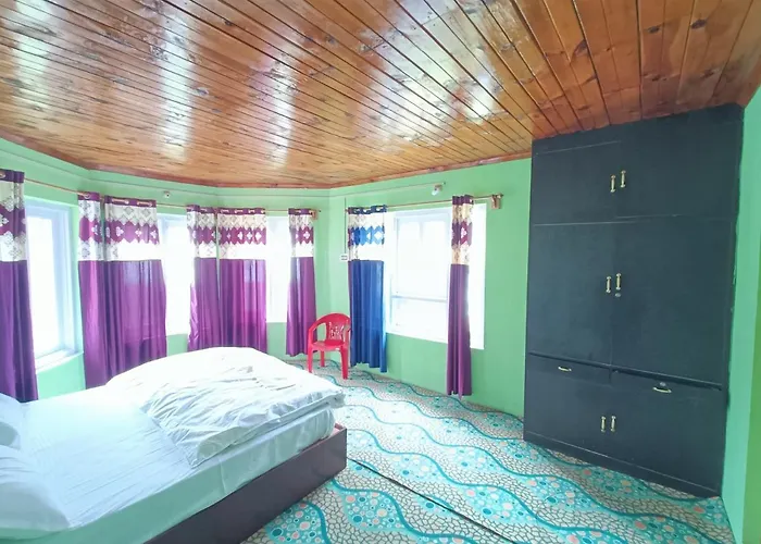 Kolahoi Heights Guest House