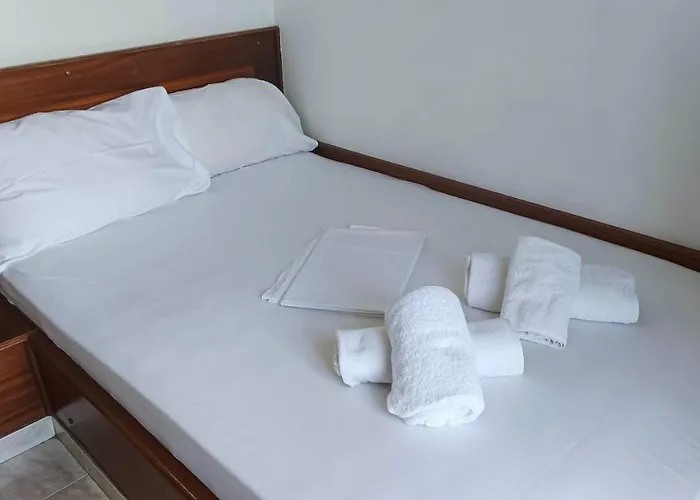 Leonidas Hotel