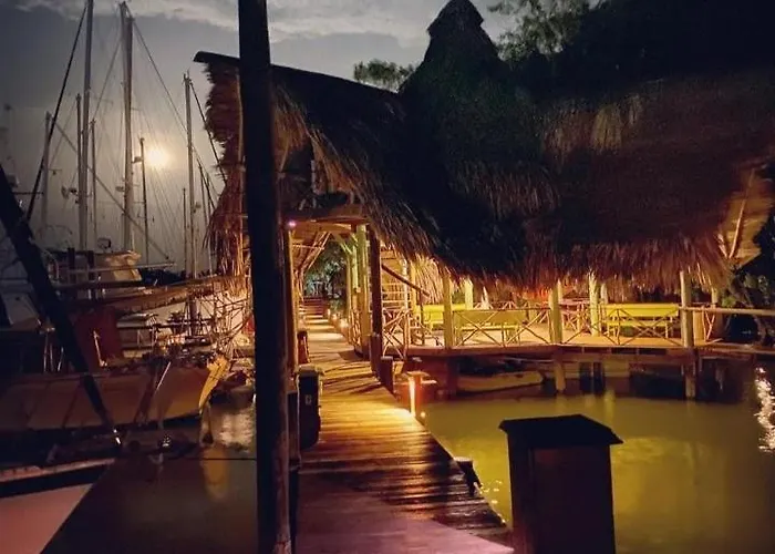 The Golden Resort - Tortugal River Lodge & Marina