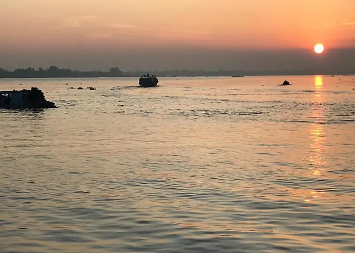Khach San Cuu Long A, Cho Vinh Long