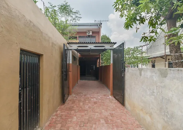Reddoorz Syariah Near Siloam Hospitals Bulak Kapal