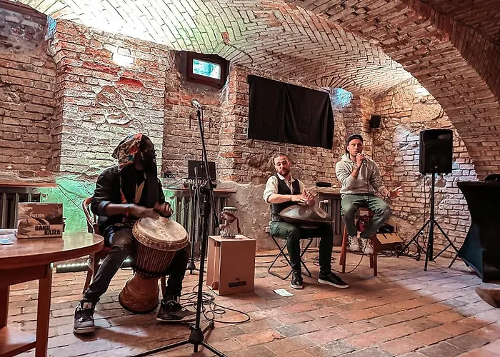 Hotel Zajazd Kultury, Dawniej Pocztowy