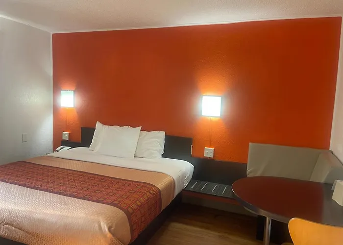 Regal 8 Inn & Suites