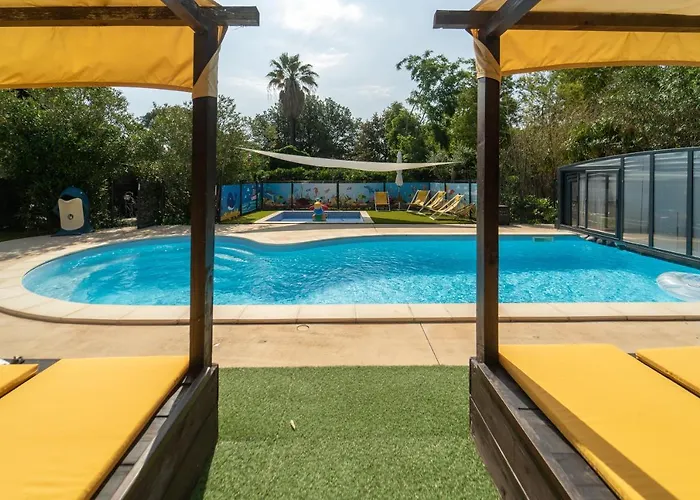 Gîte Imagine Roussillon Résidence Privée avec Piscine - 8 personnes