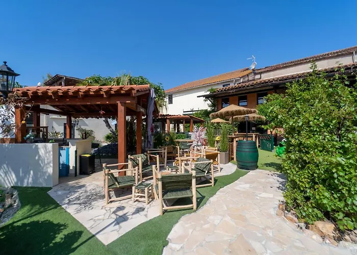 Gîte Imagine Roussillon Résidence Privée avec Piscine - 8 personnes