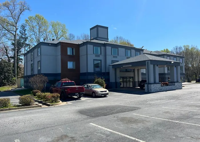 Jamestown Inn & Suites