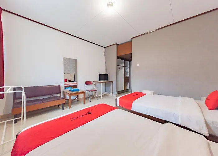 Reddoorz Syariah At Hotel Budi Family