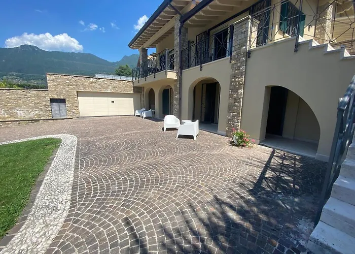 Vela di Soleville camere vista lago con ristorante e pizzeria