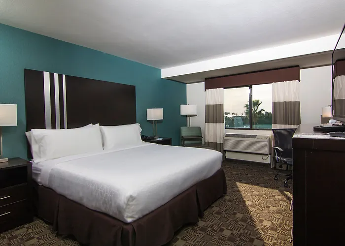 Holiday Inn Express Hotel & Suites Carlsbad Beach By Ihg