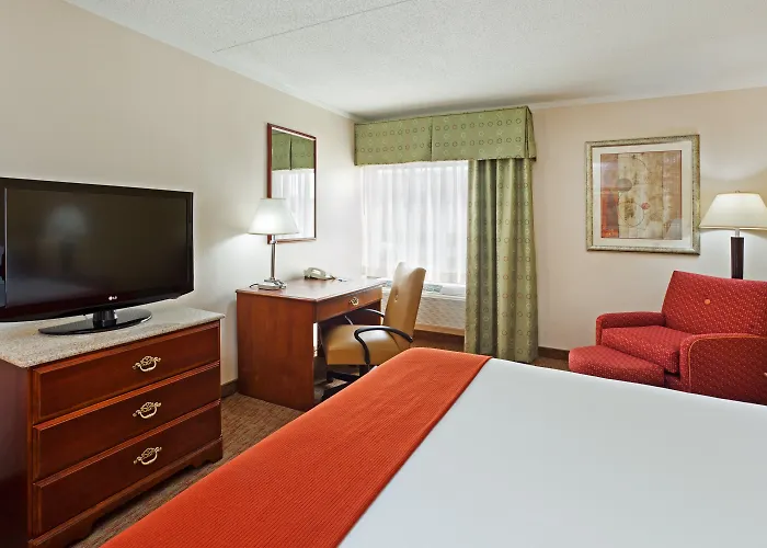 Holiday Inn Express & Suites Greensboro - I-40 At Wendover By Ihg