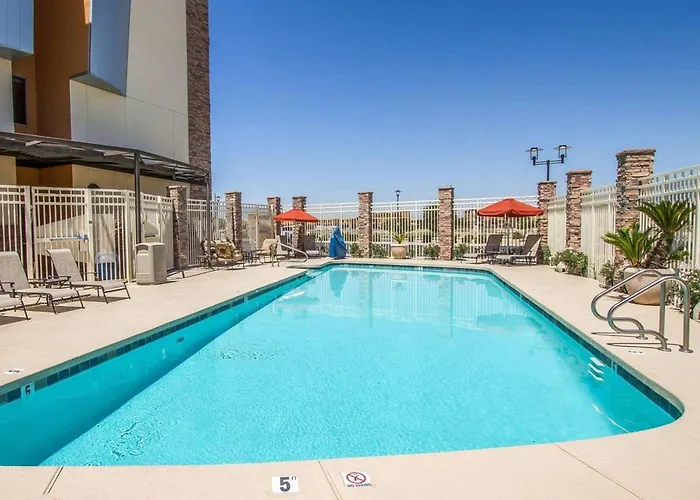 Comfort Suites Glendale - State Farm Stadium Area