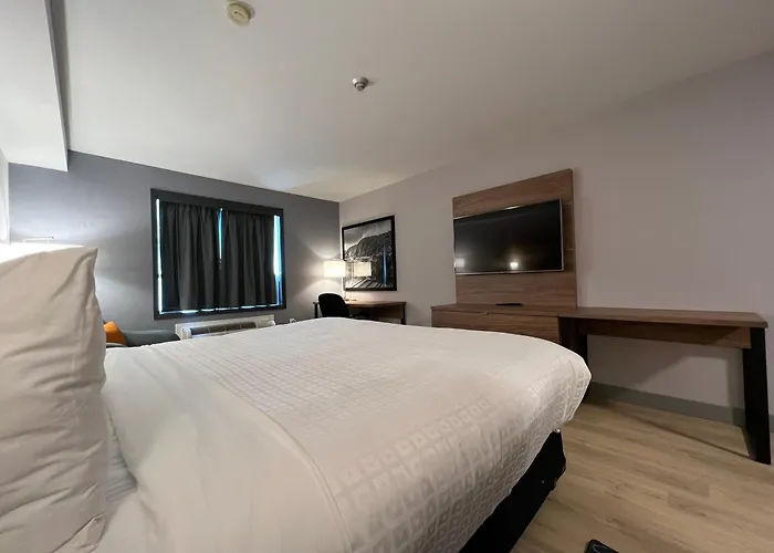 Super 8 By Wyndham Cornwall On