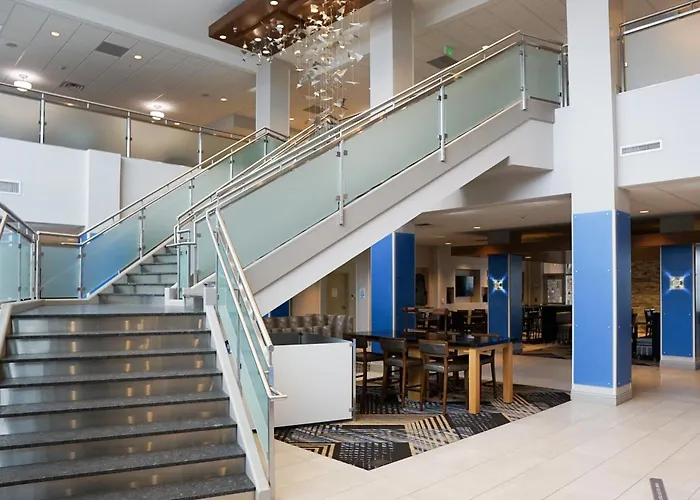 Holiday Inn Express & Suites - Aurora Medical Campus By Ihg