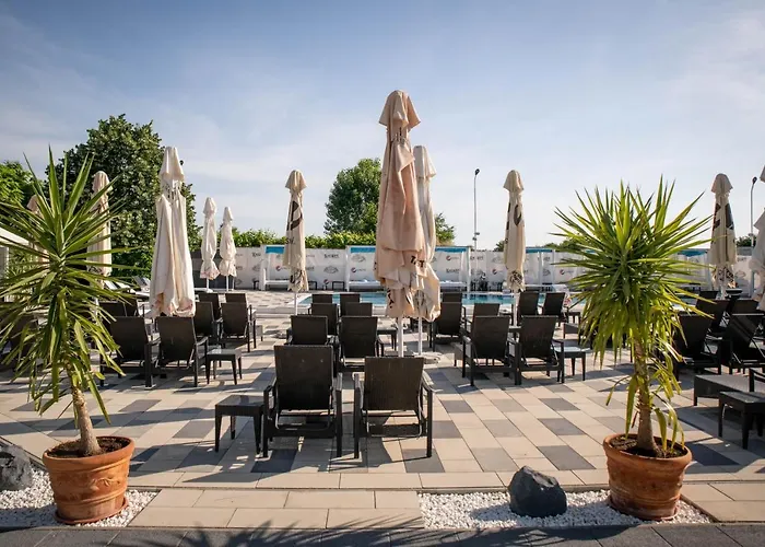 Unique Garden Hotel