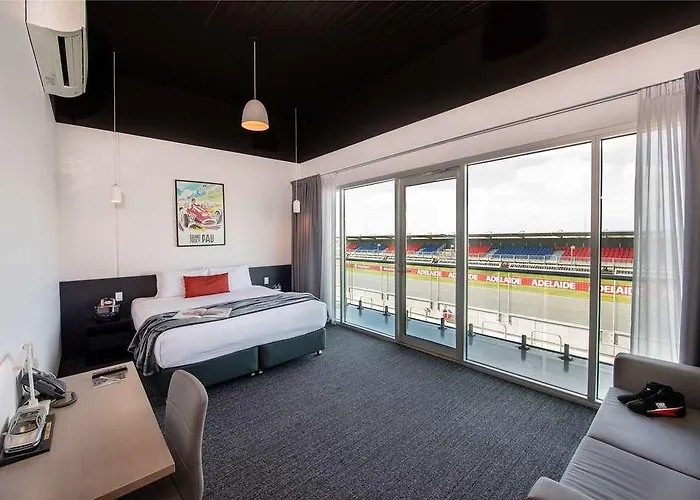 Rydges Pit Lane Hotel