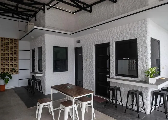 Reddoorz Syariah Near Perempatan Kartasura