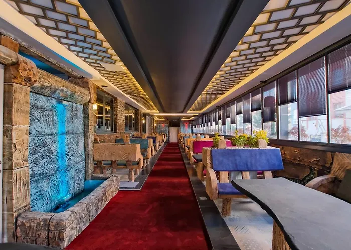 Moonday Hotel