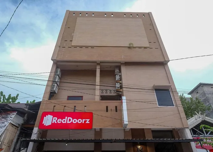RedDoorz at Hotel Rich Parepare near Pantai Mattirotasi