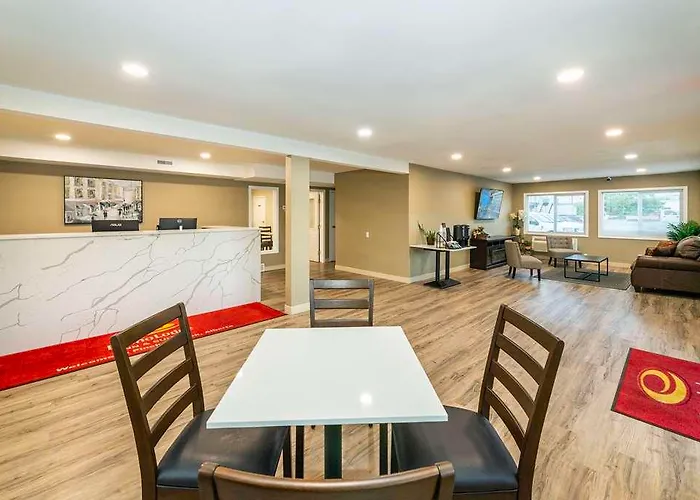 Econo Lodge Inn & Suites Pincher Creek