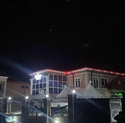 Oak Suites & Bar