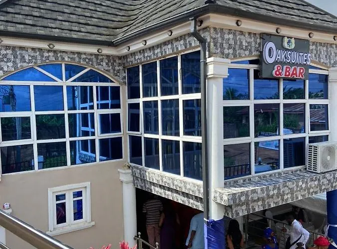 Oak Suites & Bar