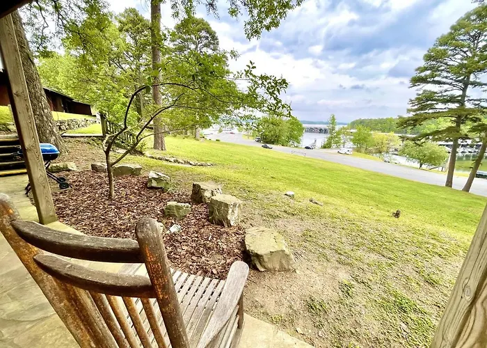 Mountain Harbor Queen Guest Room On Lake Ouachita
